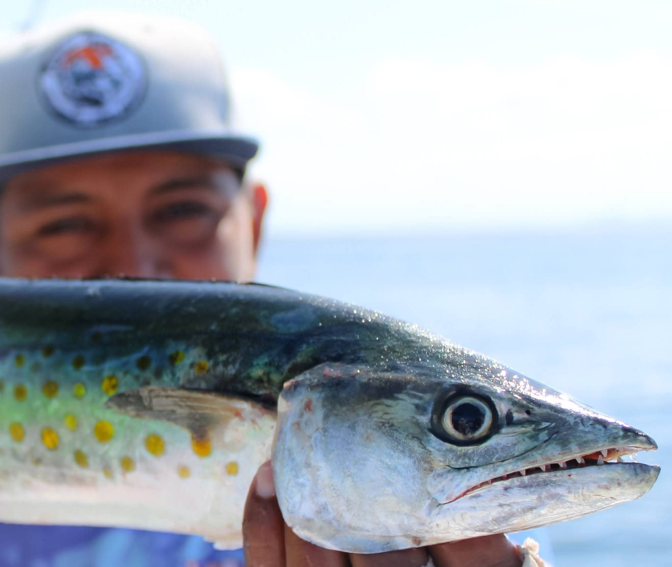 Capitán de Pípilas sosteniendo una sierra recién pescada.