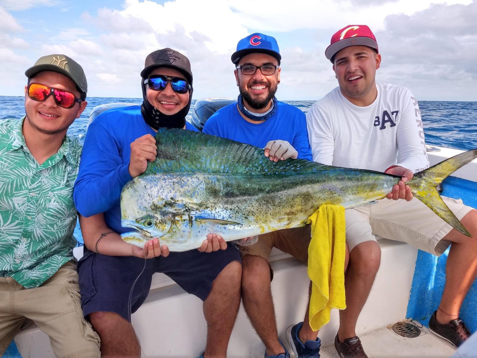 Tripulación de Pípilas con un dorado recién capturado.