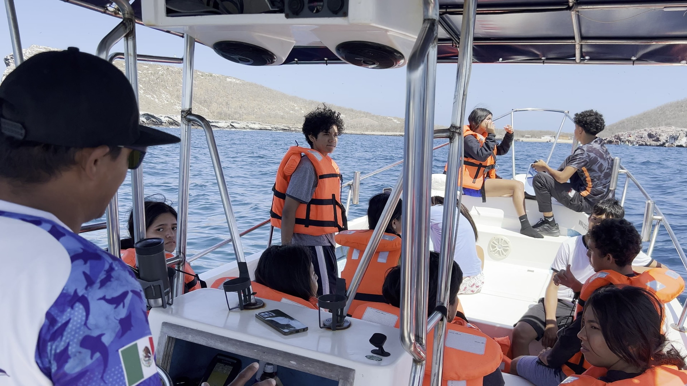 Guía de Pípilas explicando a los pasajeros durante una salida.