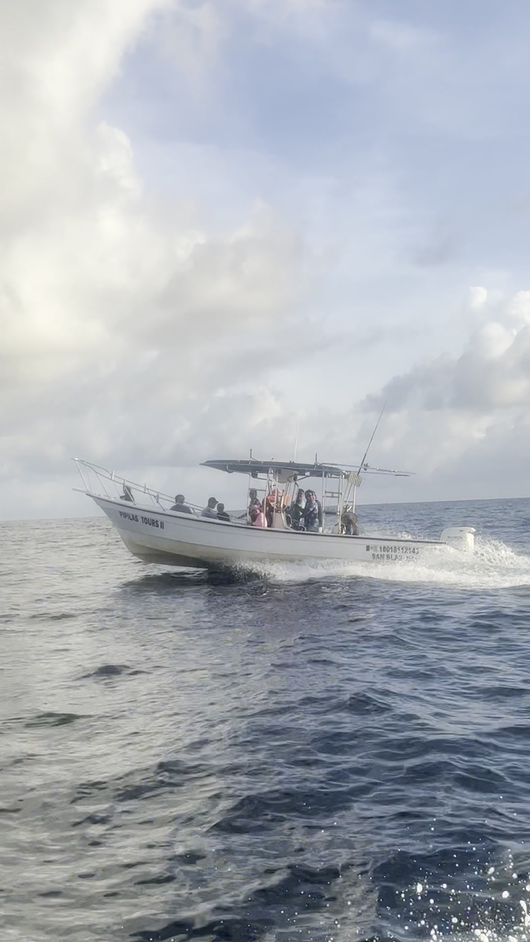 Lancha de Pípilas a toda velocidad en mar abierto rumbo a la zona de surf.