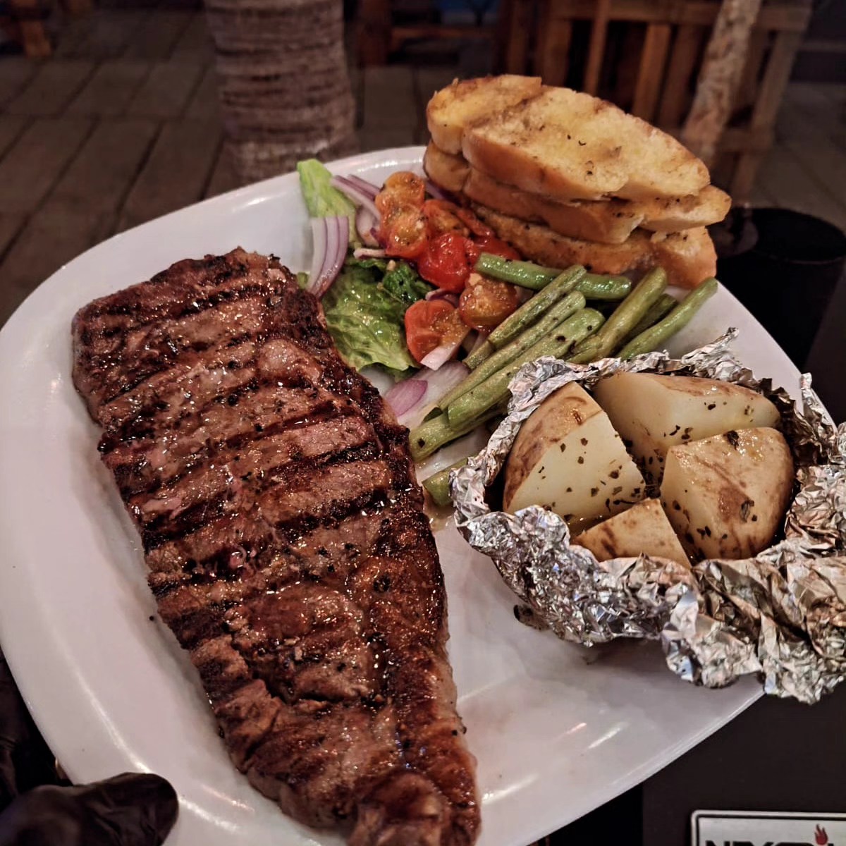 Corte New York a la parrilla con guarnición.