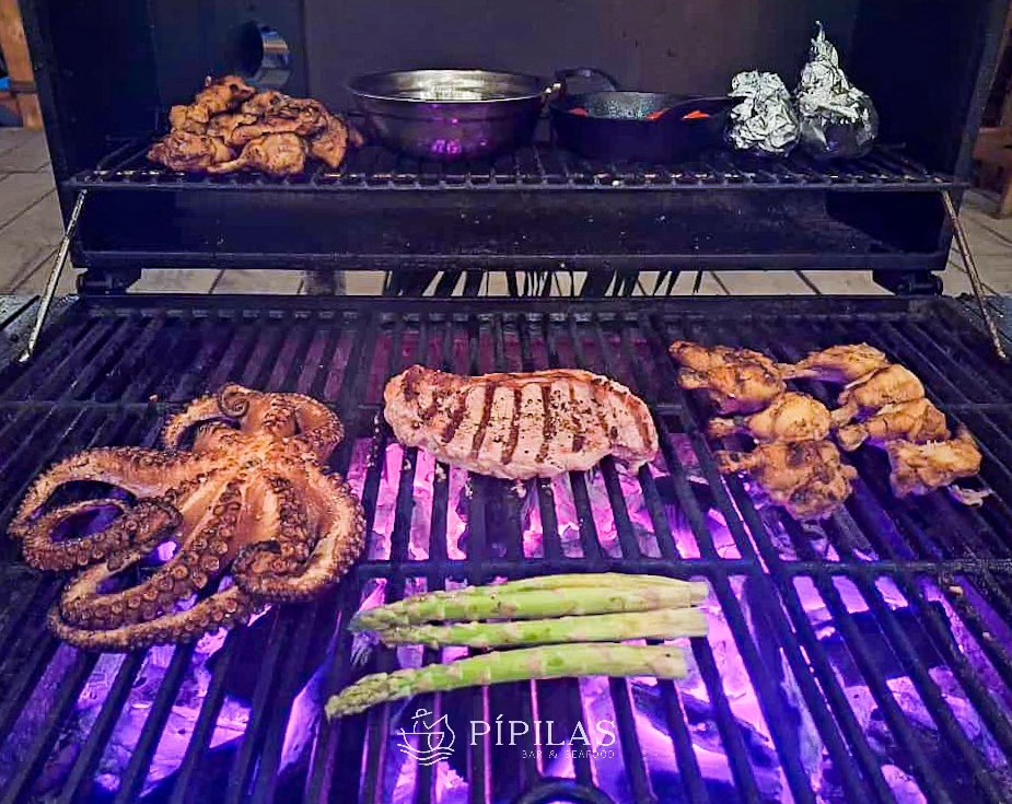 Pulpo y verduras sobre la parrilla del restaurante.