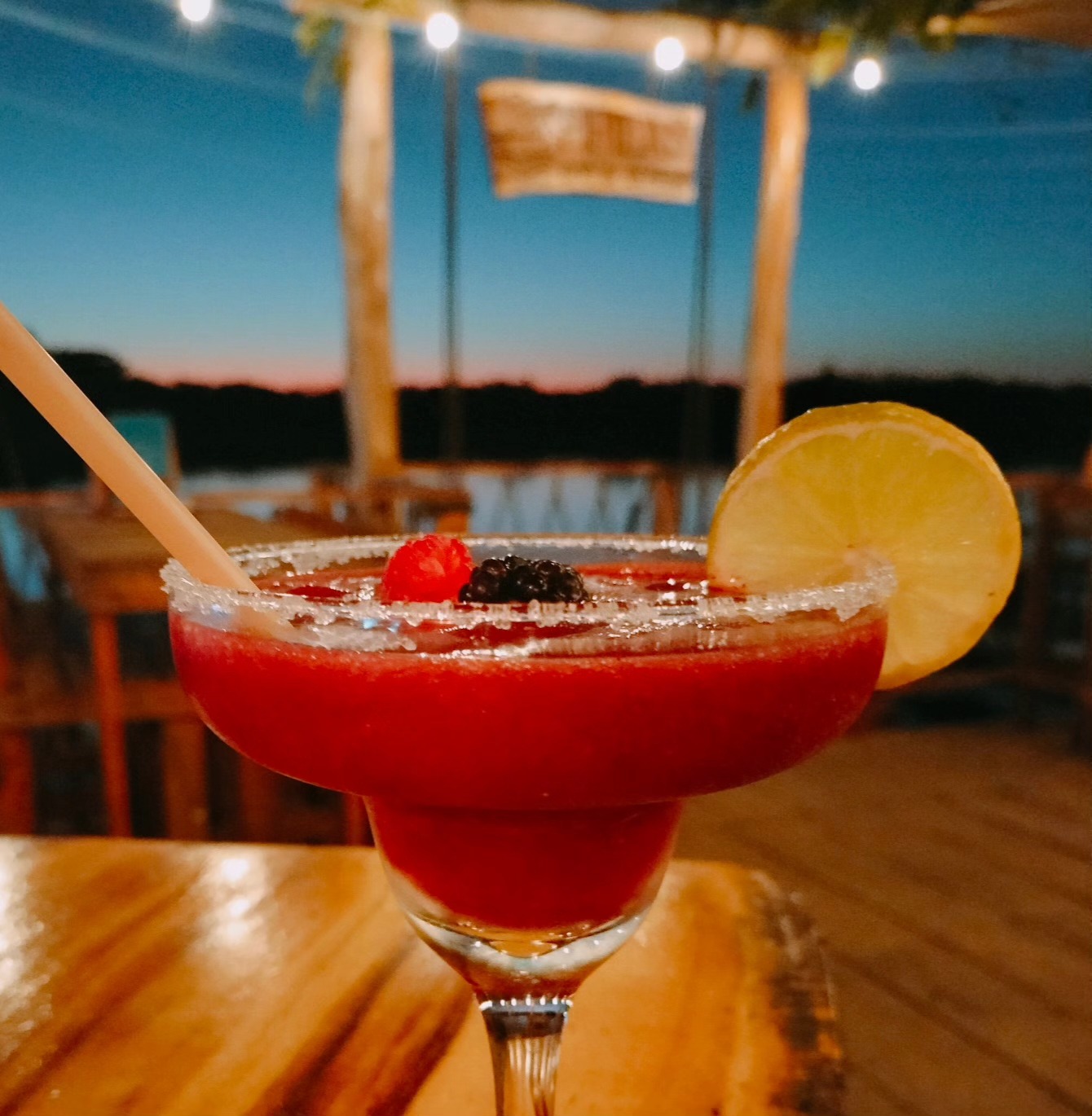 Margarita servida en la barra con vista al estero.