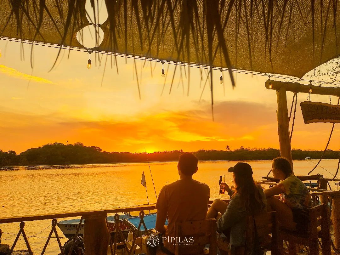 Atardecer sobre el estero visto desde el muelle del restaurante de Pípilas.