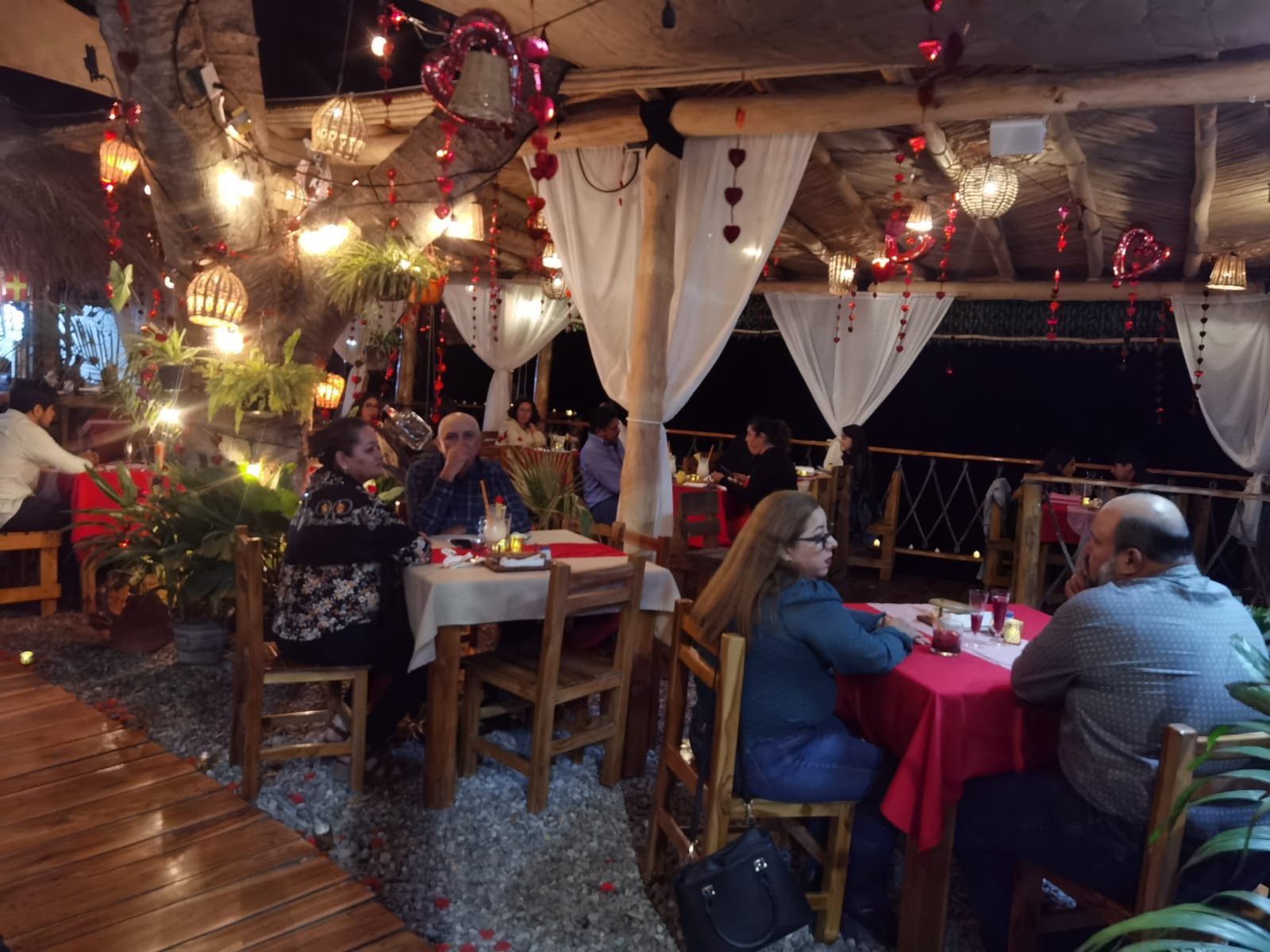 Interior del restaurante de Pípilas con las luces encendidas y las mesas puestas.
